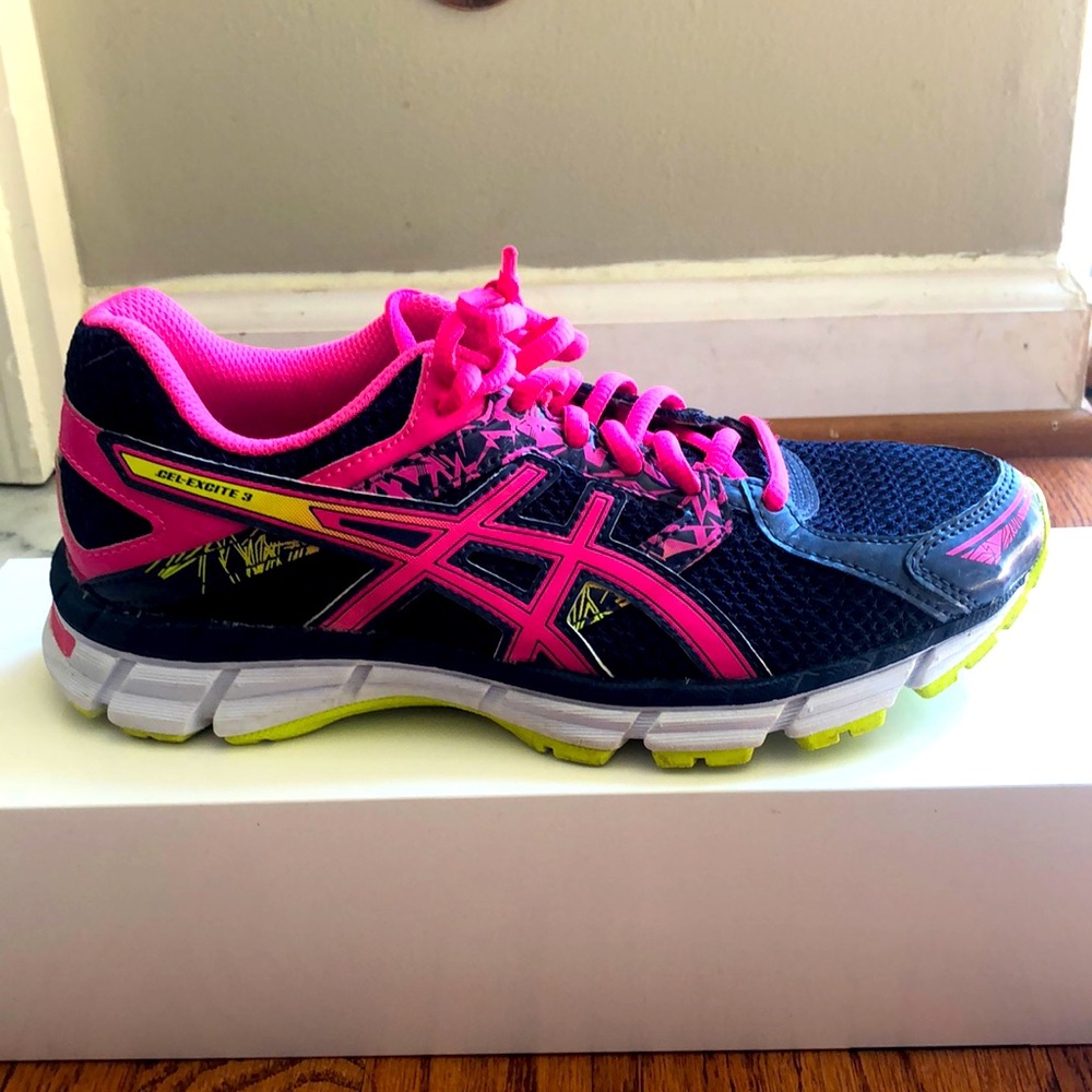 ASICS running shoe size 5.5 gel-excite 3